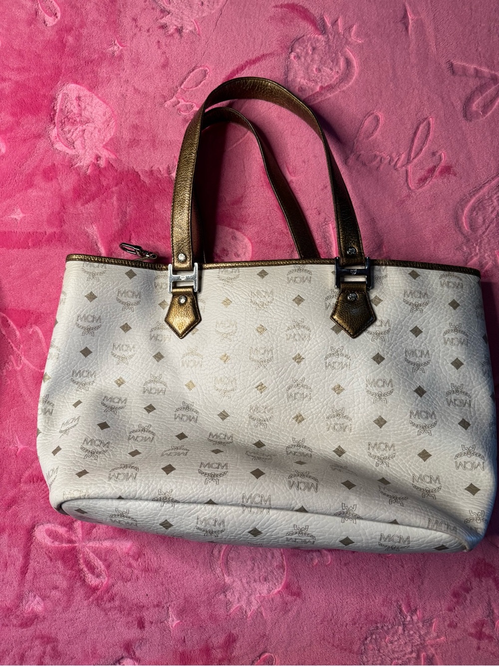 Luxury MCM Cream Visetos Tote J5638 Dark Mustard Trim, Silver Lion Banner - Picture 5 of 11